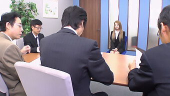 Uma Adolescente Japonesa É Seduzida Por Seu Chefe Depois De Uma Entrevista De Emprego E Tem Sexo Intenso.