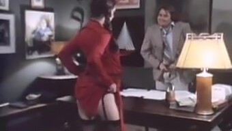 Secretaria Vintage Hace Una Mamada Descuidada En Esta Escena Clásica