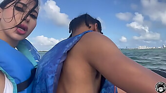 Blowjob Yang Berantakan Di Jet Ski Dengan Valerie Kay