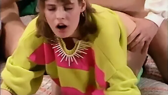 Mooie Natuurlijke Tieten Krijgt Een Mondvol Pis En Sperma In Deze Klassieke Retro Video