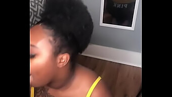 Beleza Negra Não Circuncidada Desfruta De Sexo Anal Áspero