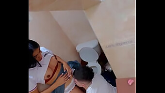 Gadis Sekolah Amatir Memberikan Handjob Dan Blowjob Di Kamar Mandi