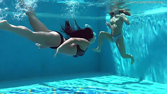 Les Filles Américaines Jessica Et Lindsay Se Déshabillent Dans La Piscine