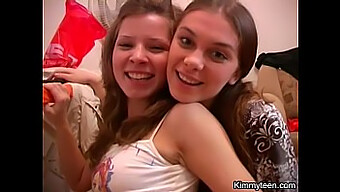 ¡jovencitas Lesbianas Juguetonas Muestran Sus Atributos!