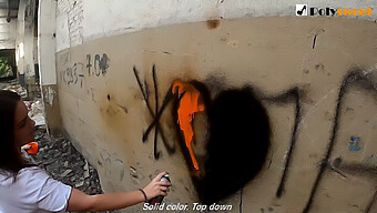 Cô Gái Trẻ Nga Bị Đụ Mặt Và Lồn Sau Khi Bị Gắn Thẻ Graffiti