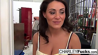 Charley Se Laisse Aller Au Plaisir Solo Avec Ses Gros Seins Et Son Puba